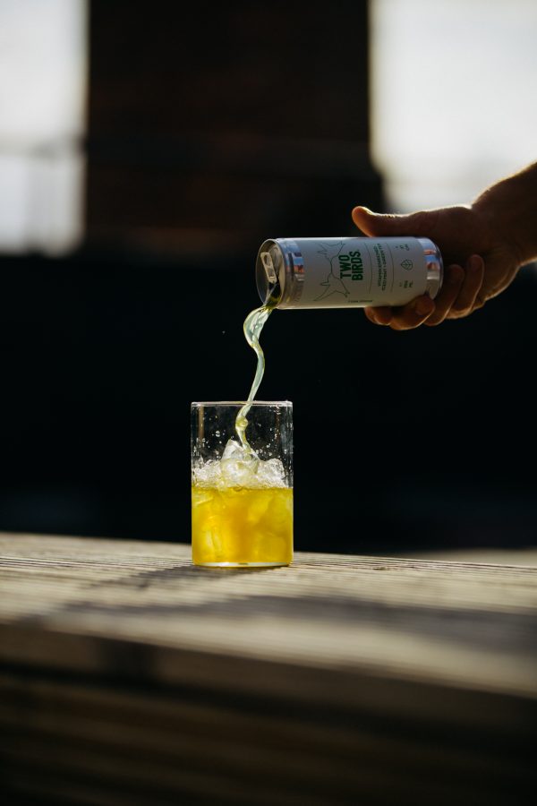 two-birds-iced-mint-and-green-tea-can-pouring